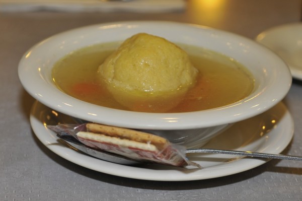 Sopa de bolas de matzá, una de las favoritas entre los delis de Nueva York
